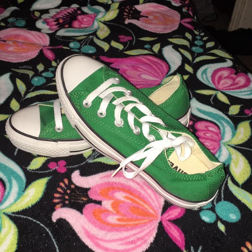 Low cut green converse